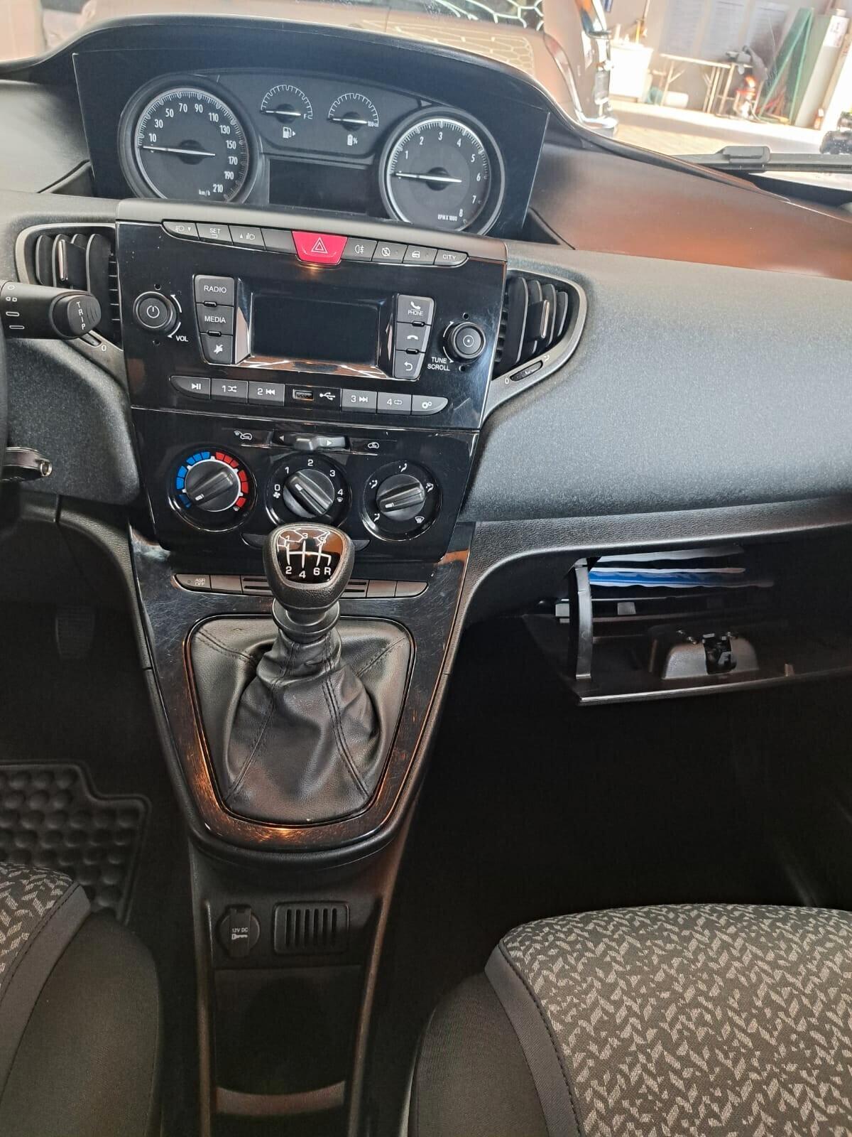 Lancia Ypsilon 1.0 FireFly 5 porte S&S Hybrid Ecochic Silver