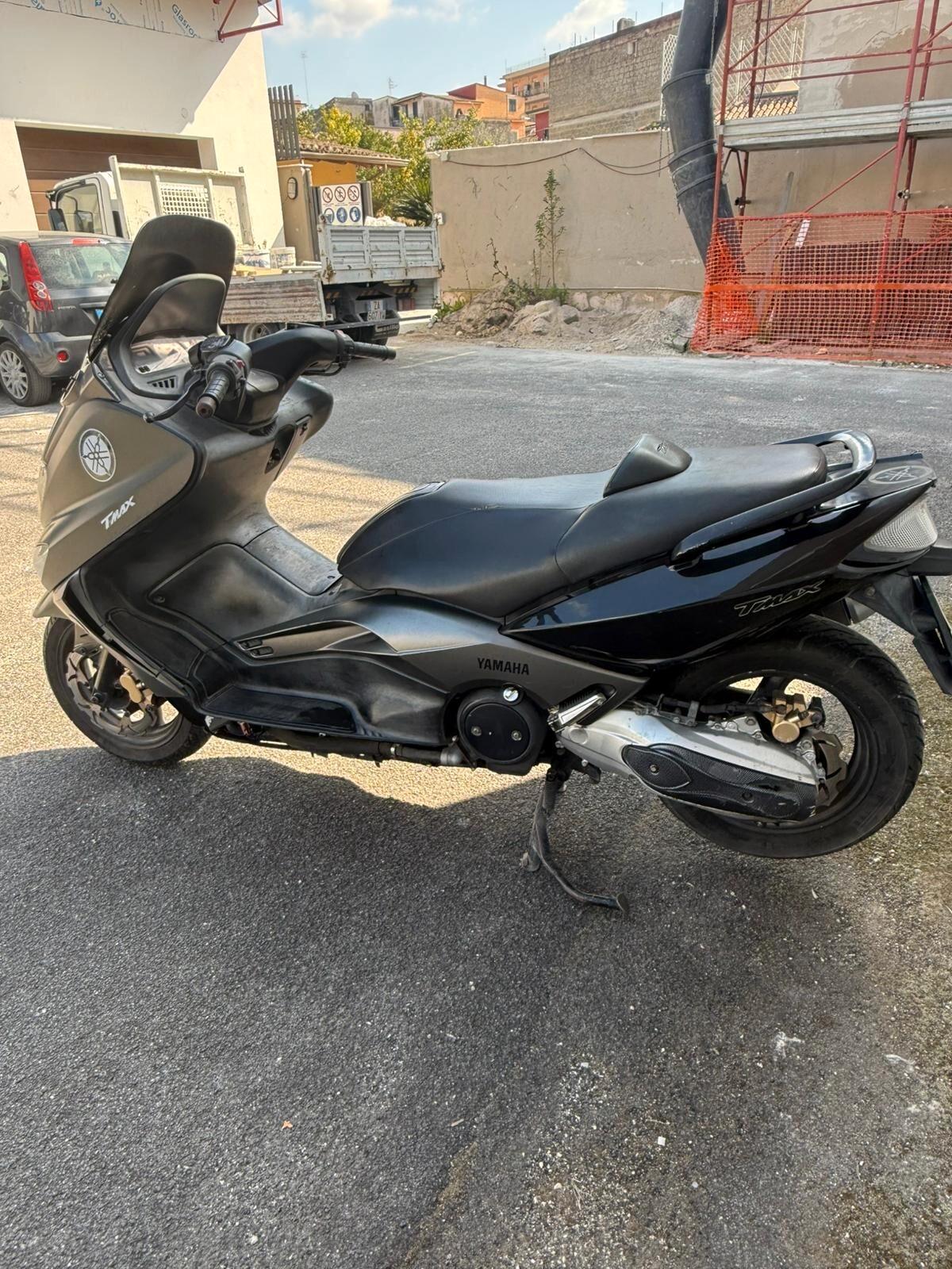 Yamaha T Max 500cc benzina(PRIVATO)-2000