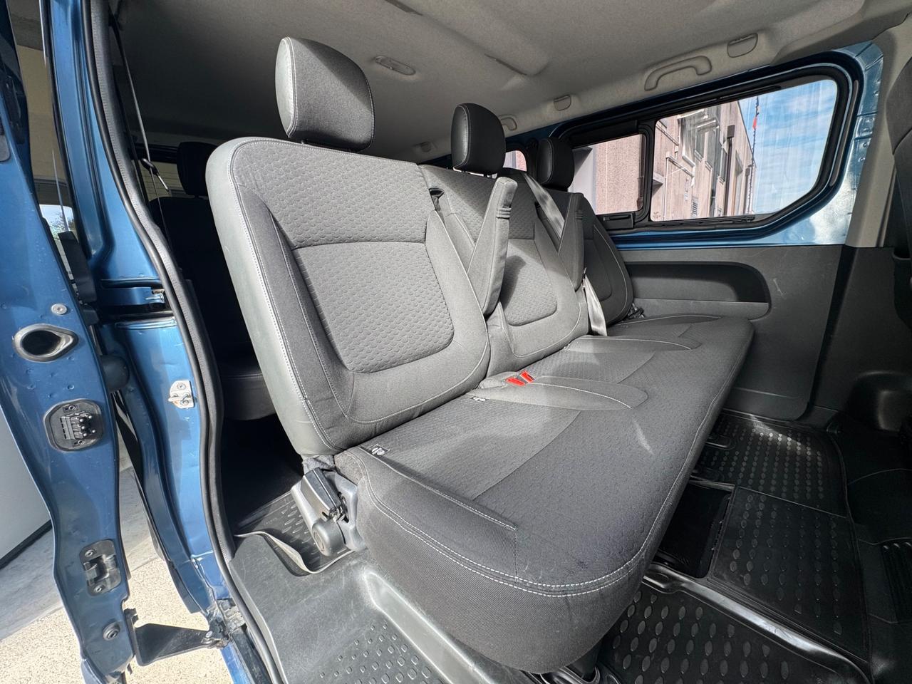 Opel Vivaro 9 posti passo lungo