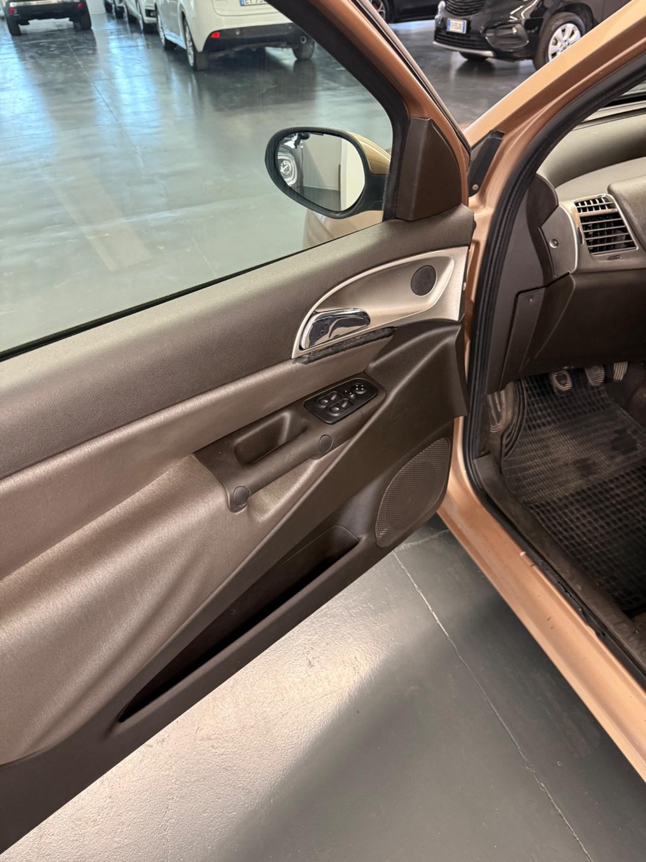 Lancia Ypsilon 1.3 MJT 90 CV Oro Giallo