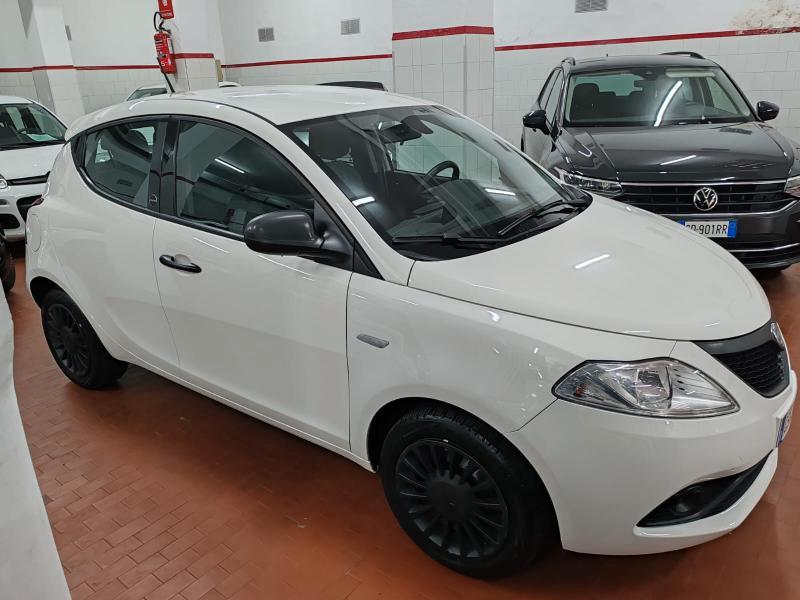 Lancia YPSILON HYBRID "SOLO 10.000 KM"