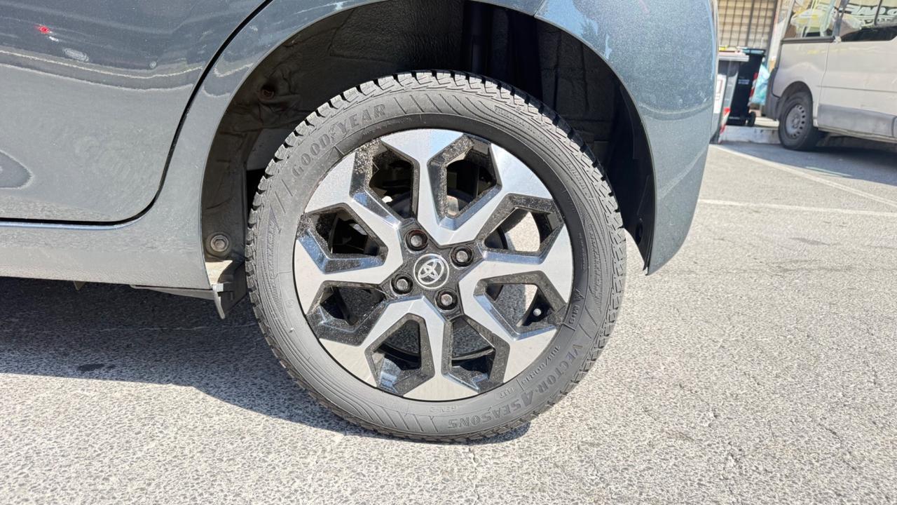 Toyota Aygo 1.0 VVT-i 72 CV 5 porte x-play LED NAVI KAMERA CERCHI 16 PDC BLUETOOTH