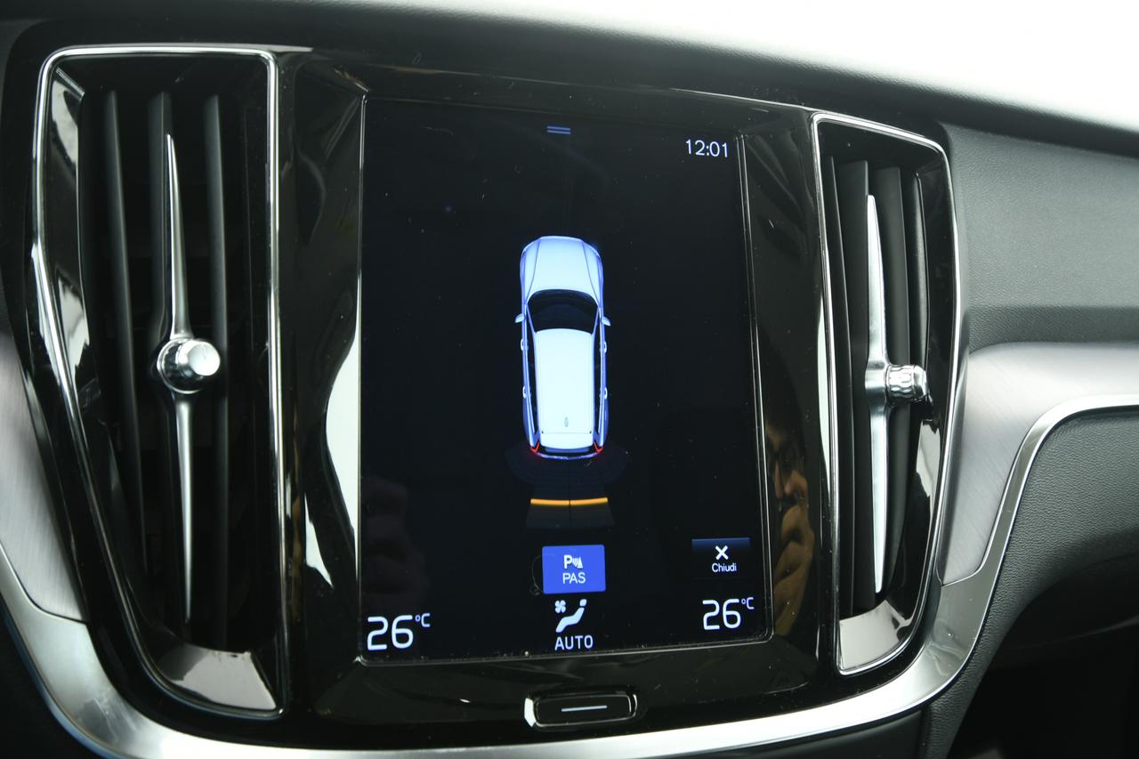 VOLVO V60 2.0 b4 Momentum Business auto NEOPATENTATI+C17"