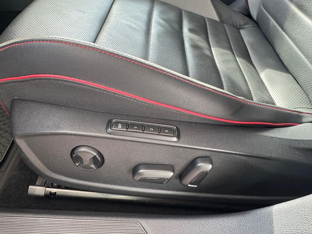 Volkswagen Golf GTI Ultimate 2.0 TSI GTI #10740
