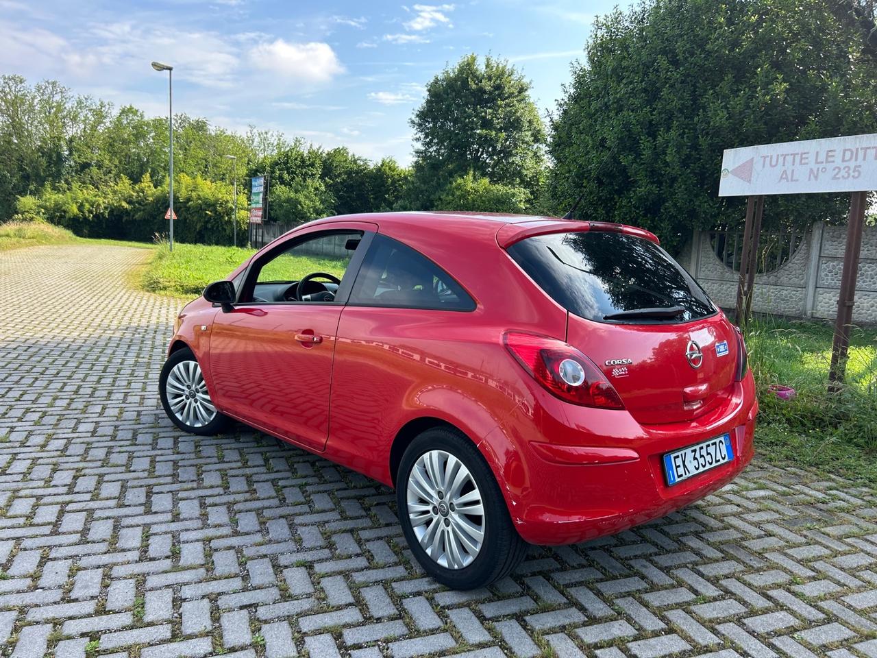 Opel Corsa 1.2 3 porte b-color