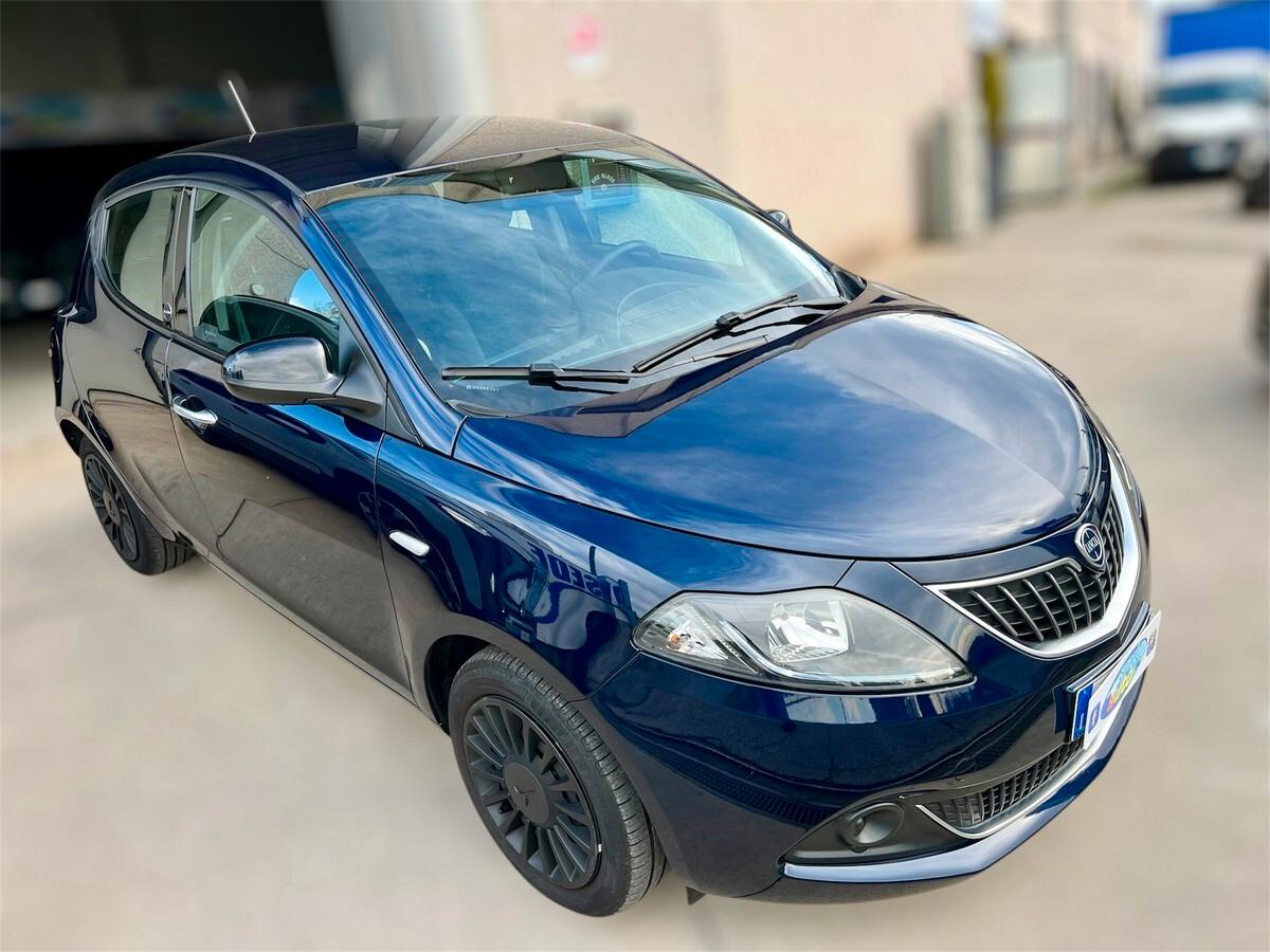 Lancia Ypsilon 1.0 FireFly 5 porte S&S Hybrid Ecochic Silver anche NEOPATENTATI