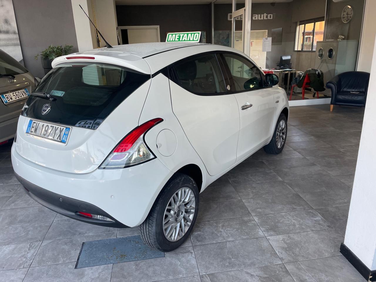 Lancia Ypsilon 0.9 TwinAir 85 CV 5 porte Metano Ecochic Silver