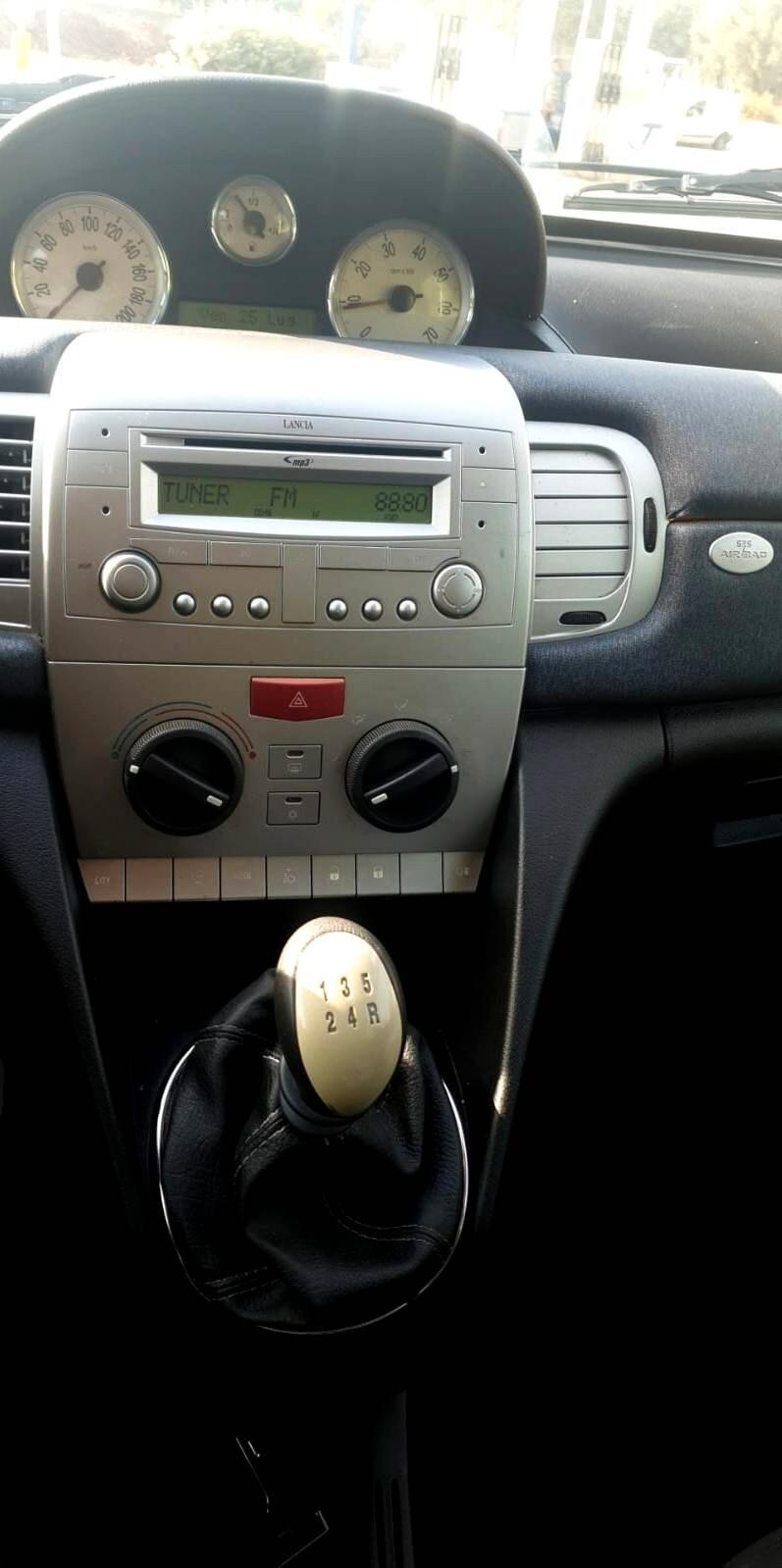 Lancia Ypsilon 1.2 versus