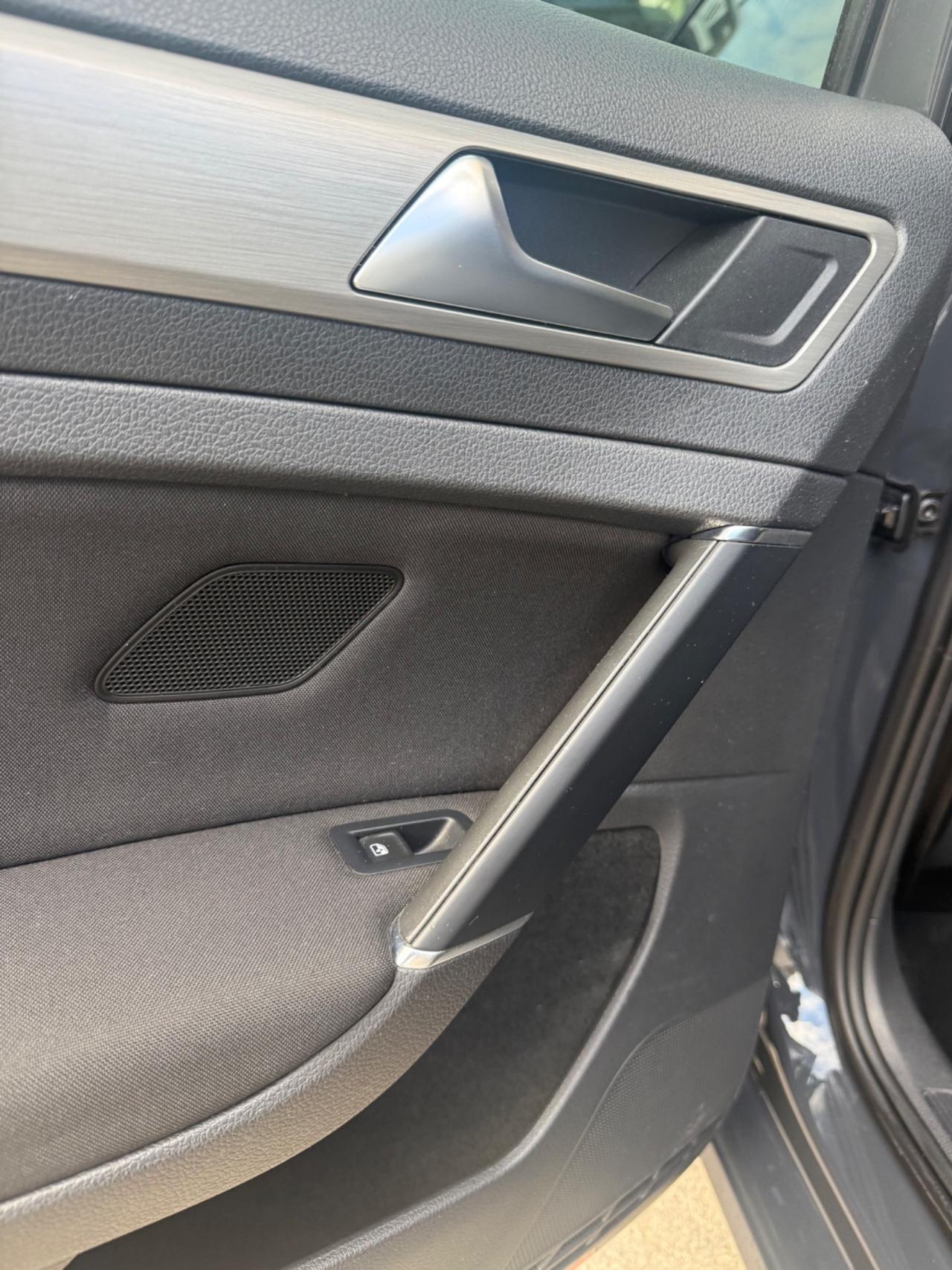 Volkswagen Golf 5p 1.6 tdi 110cv NAVI,APP CONNECT,SEDILI RISCALD.ATISENSORI DI PARCHEGGIO,DISTRIBUZIONE FATTA 10/25