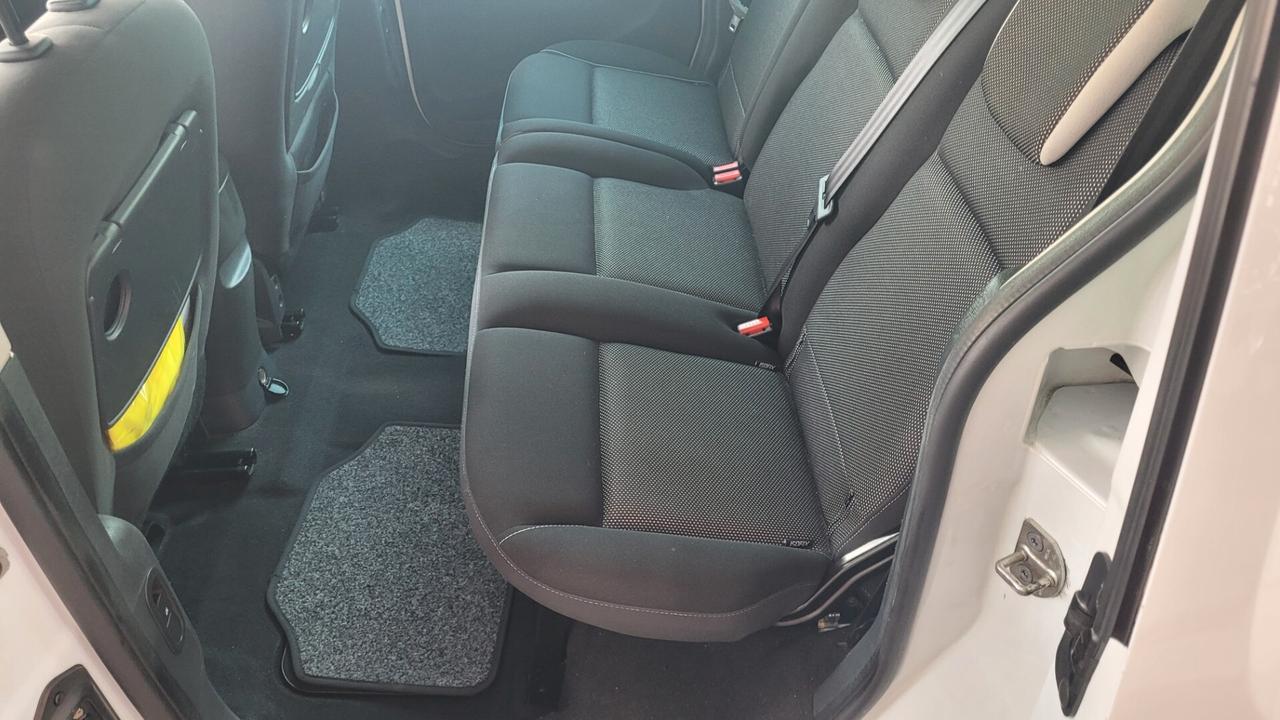 Renault Kangoo 1.5 Diesel 5 posti porte .. navi , gancio traino