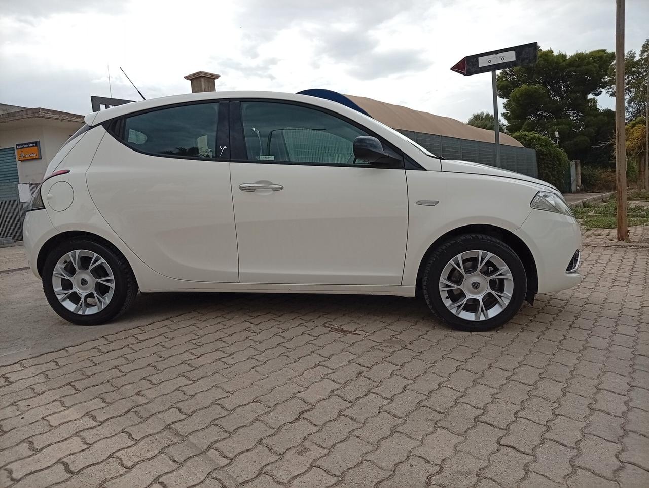 Lancia Ypsilon 1.2 69 CV 5 porte Gold