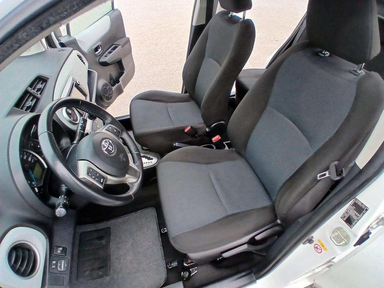 TOYOTA YARIS 1.5 HYBRID 5P LOUNGE BENZINA AUTO