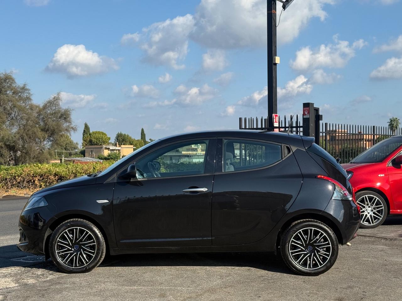 Lancia Ypsilon 1.0 FireFly Hybrid Gold Plus Nera