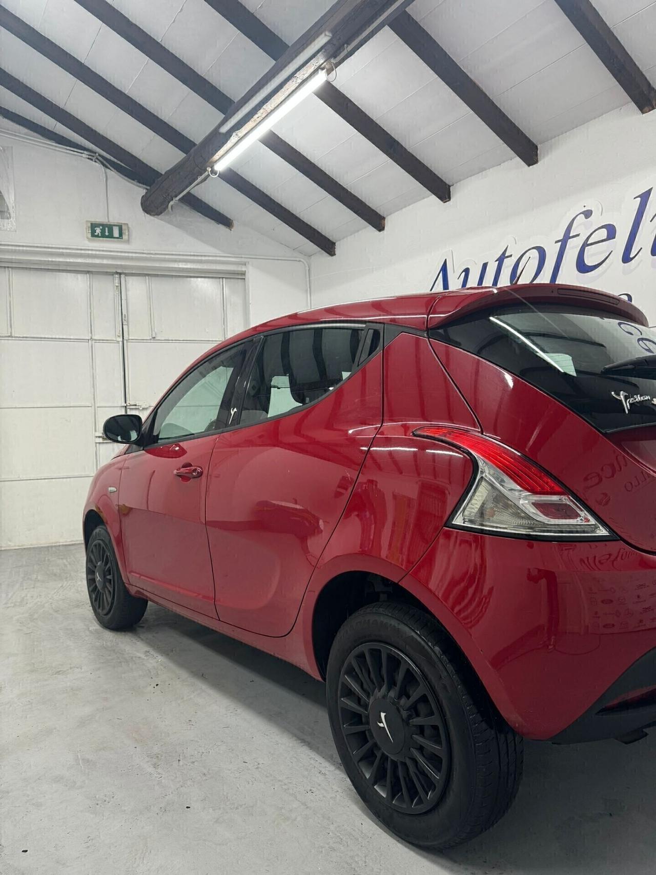 Lancia Ypsilon 0.9 TwinAir 85 CV 5 porte Metano Ecochic Elle