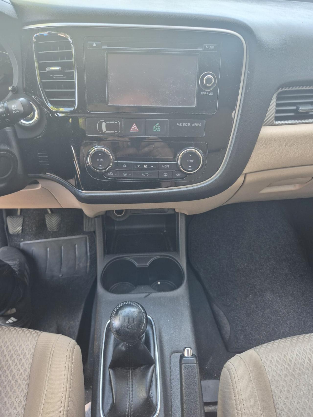 Mitsubishi Outlander 2.2 DI-D 4WD Instyle Plus SDA 7 posti
