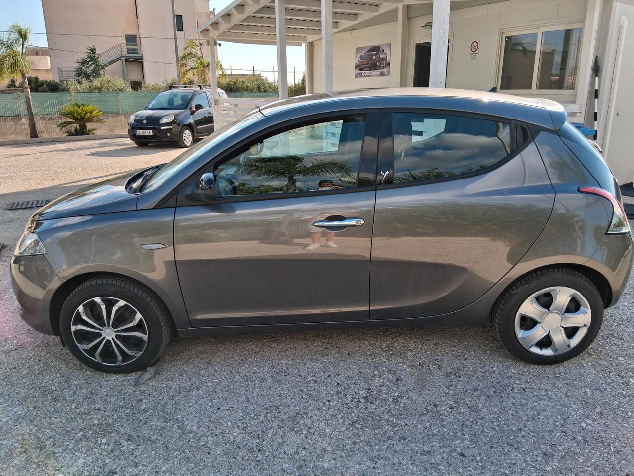 Lancia Ypsilon 1.2 69 CV 5 porte S&S Silver