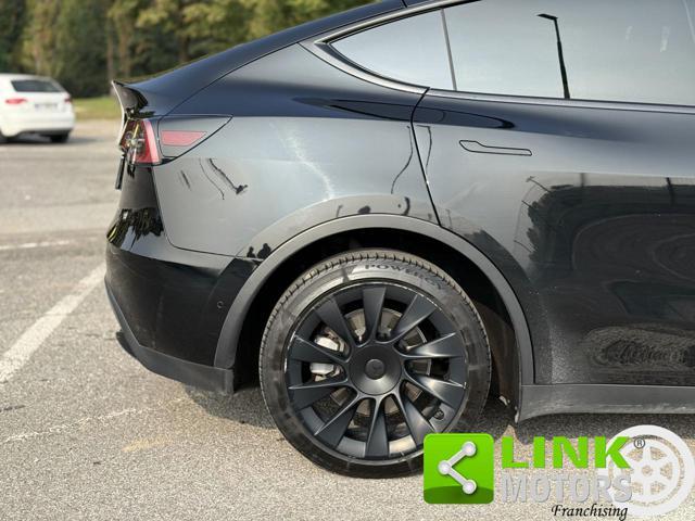 TESLA Model Y longe