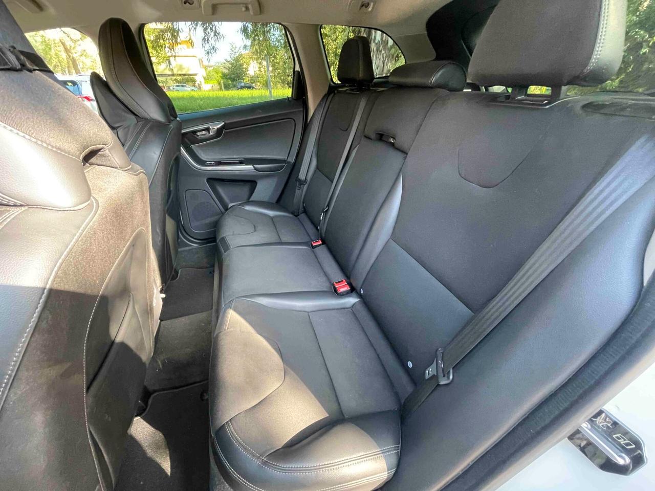 Volvo XC 60 XC60 D5 AWD Geartronic R-design Automatica Apple Car Android