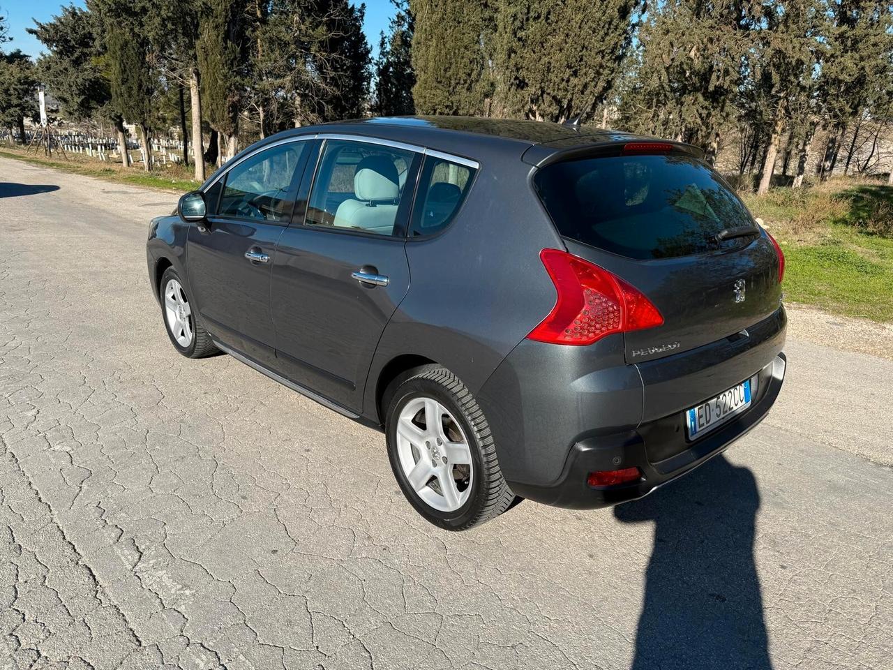 Peugeot 3008 1.6 HDi 110CV cambio robotizzato Tecno tetto panoramico