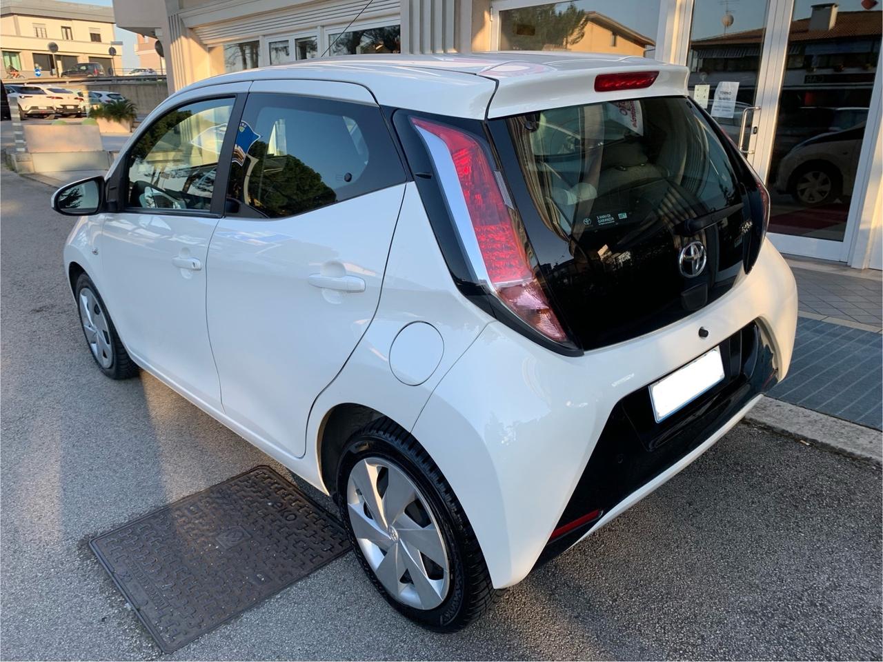 Toyota Aygo 1.0 VVT-i 69 CV 5 porte x-play MMT