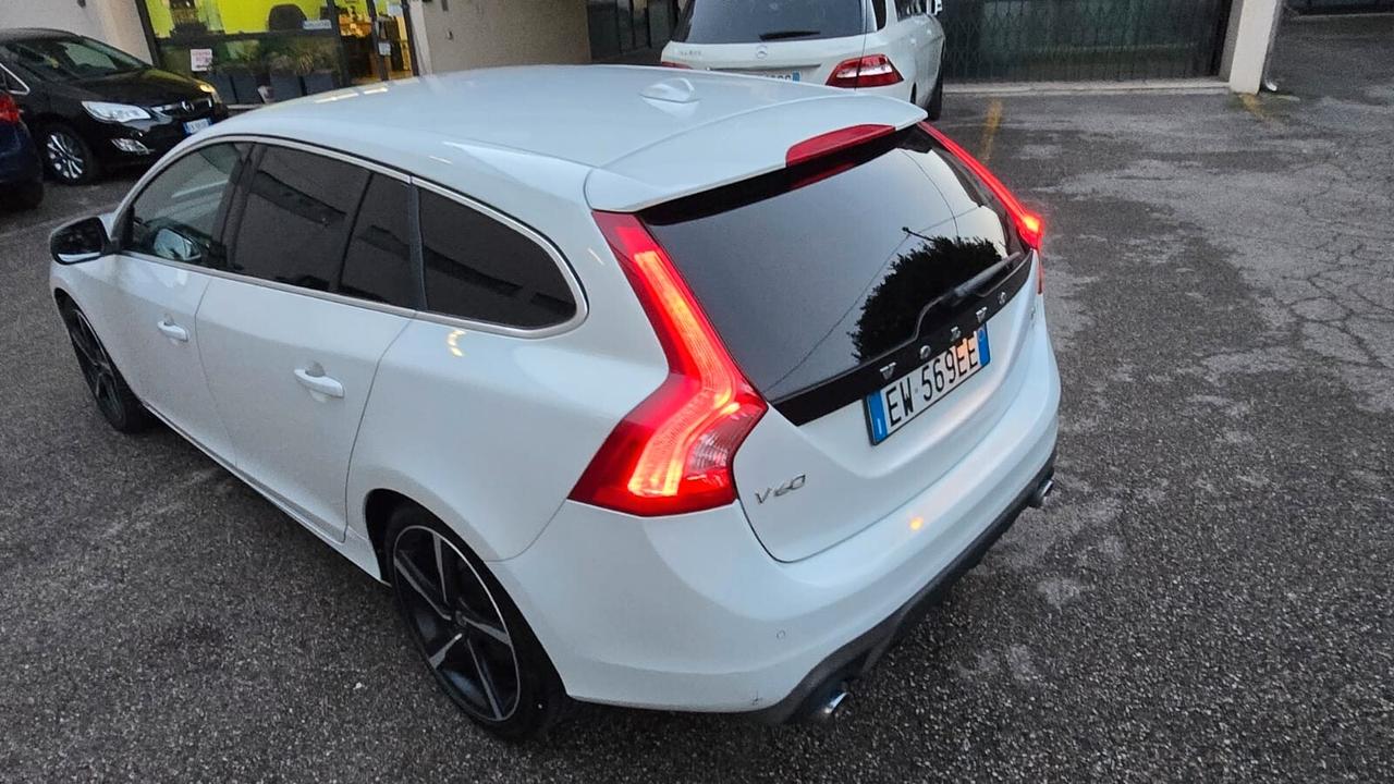 Volvo V60 D4 AWD Geartronic R-design Momentum