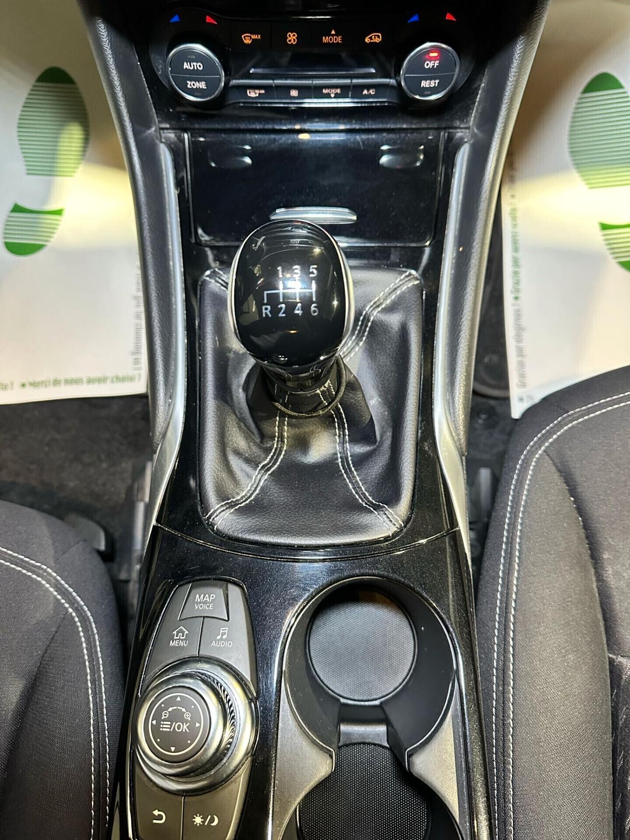Infiniti Q30 1.5 diesel Premium Tech GALLERY WHITE
