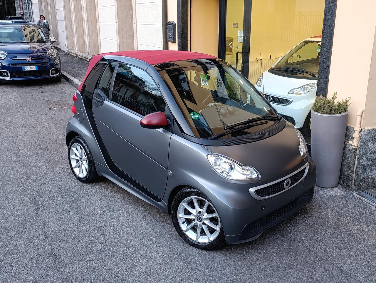 Smart ForTwo 1.0 71cv MHD cabrio passion Grey Opaco capote rossa