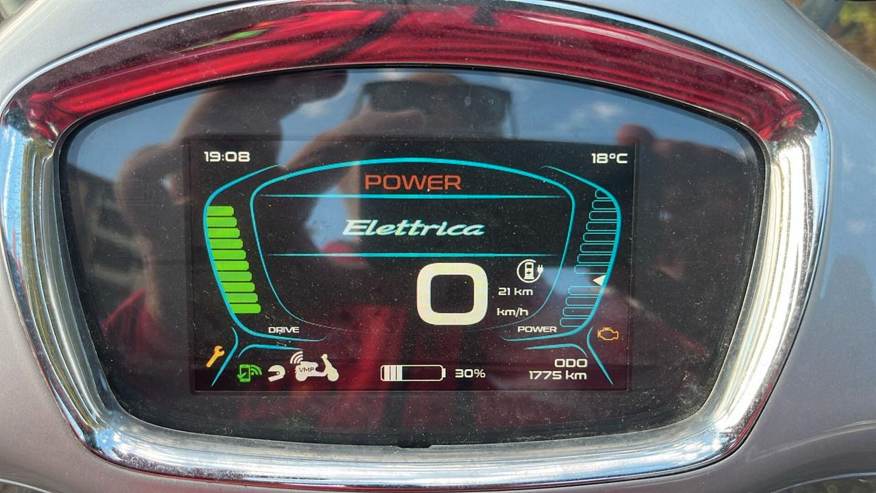 Vespa Primavera Elettrica 70 full electric con bauletto e parabrezza