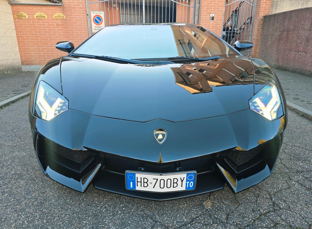 LAMBORGHINI Aventador 6.5 V12 LP700-4