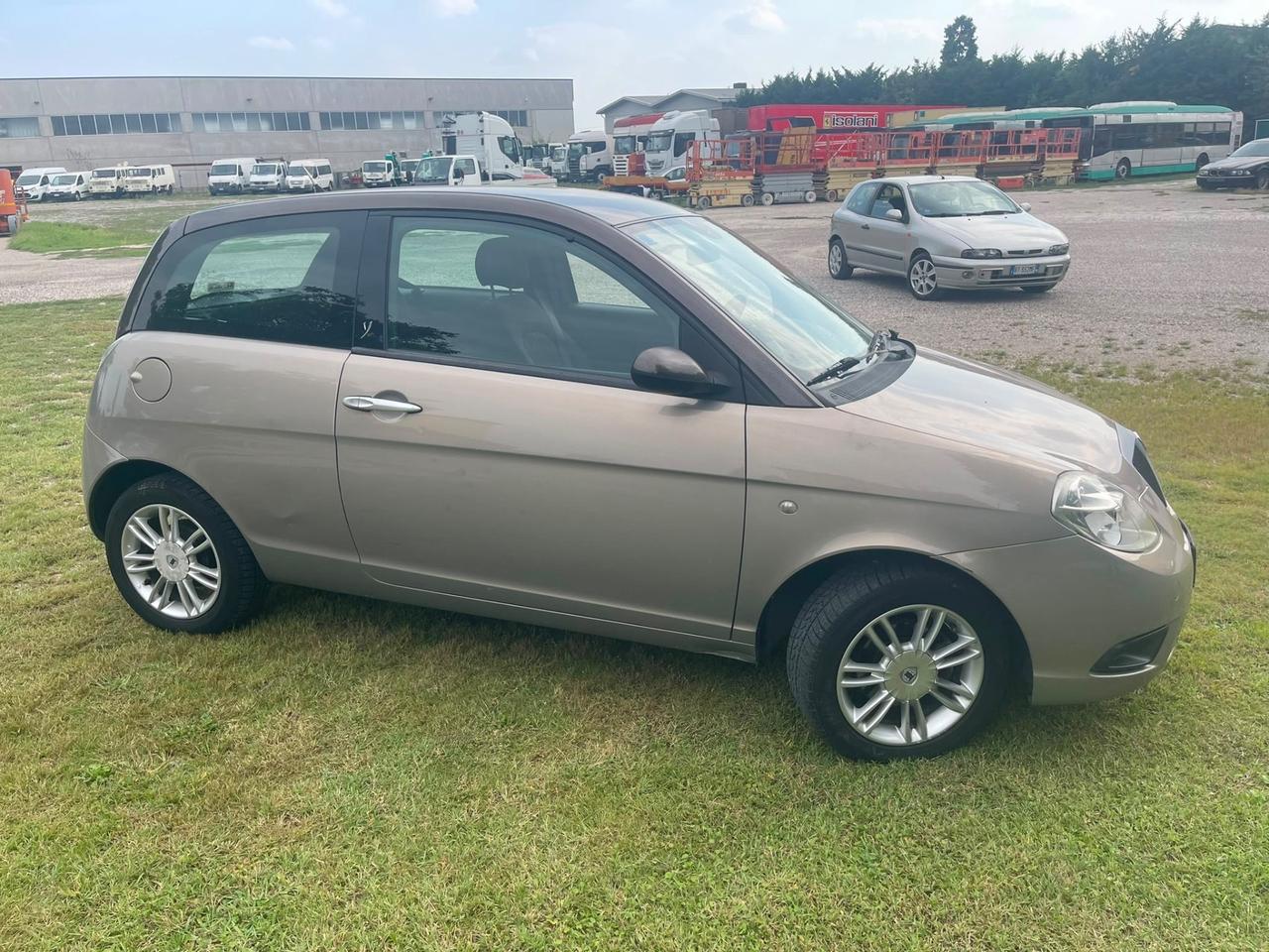 Lancia Ypsilon 1.3 MJT 75 CV Versus