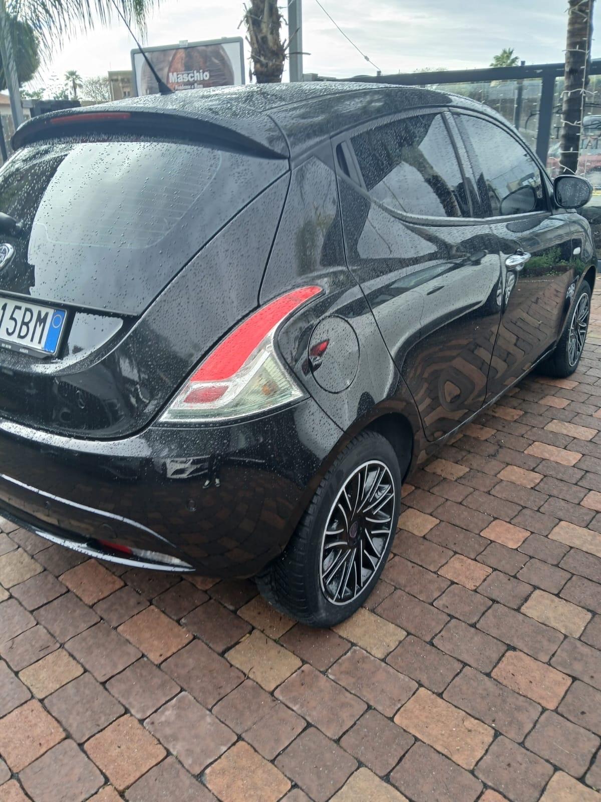 Lancia Ypsilon 1.2 69 CV 5 porte S&S Black and Noir