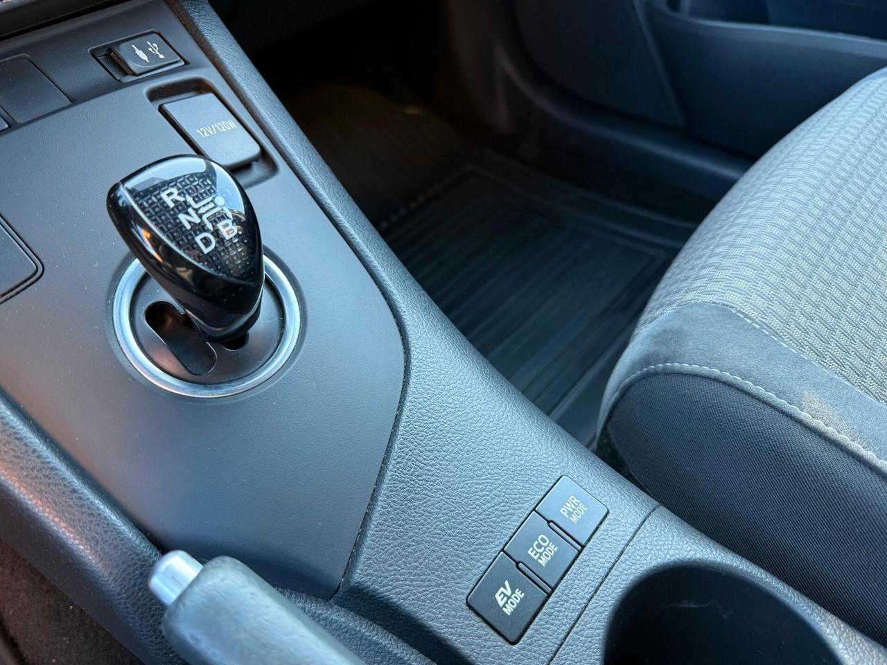 Toyota Auris 1.8 Hybrid Lounge Automatica