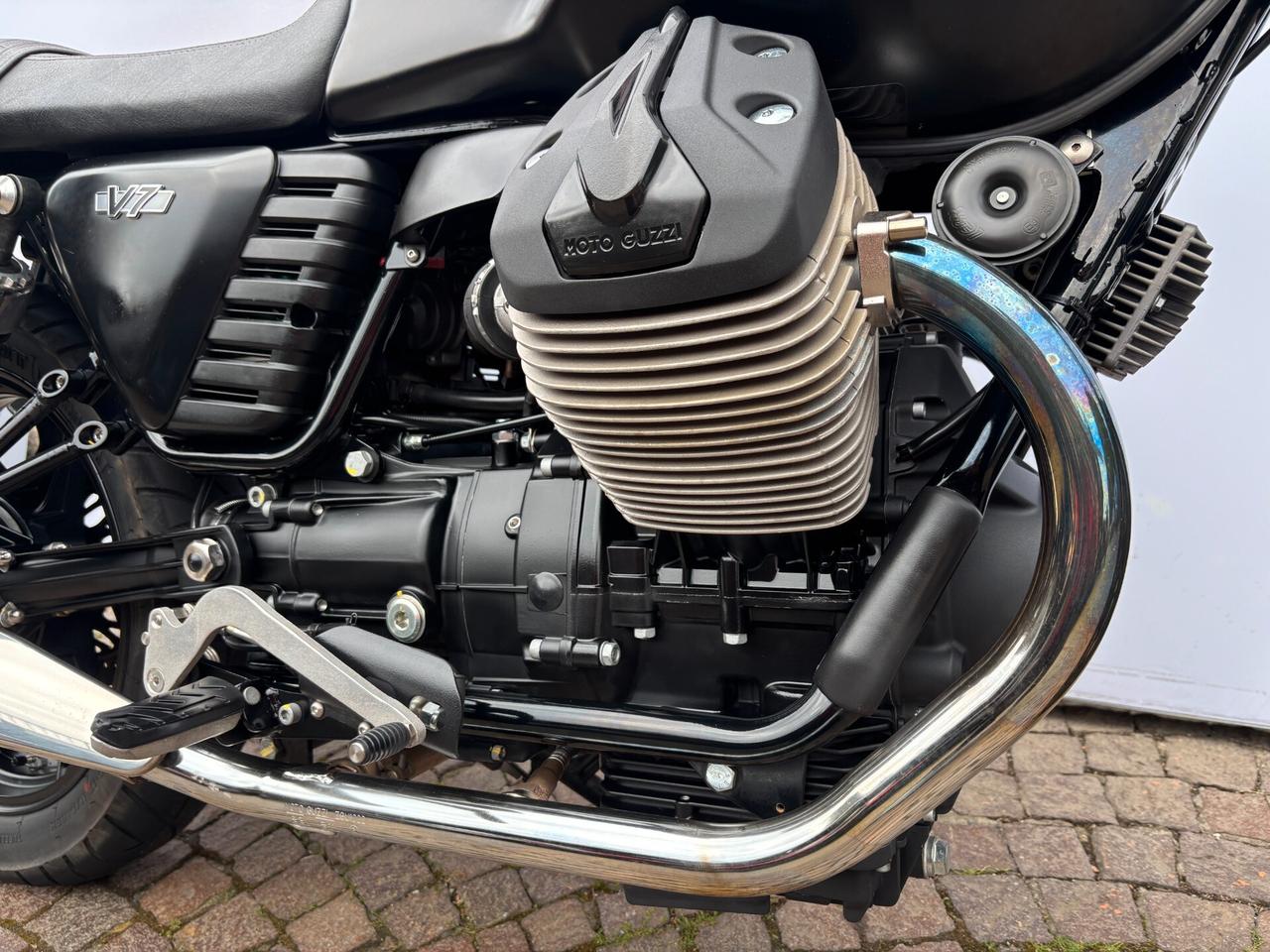Moto Guzzi V7 Stone