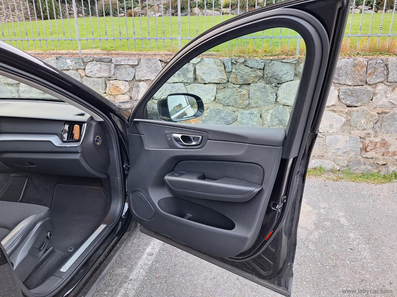 VOLVO XC60 B4 AWD Momentum PRO UNIPROP. MEMORIE FULL LED