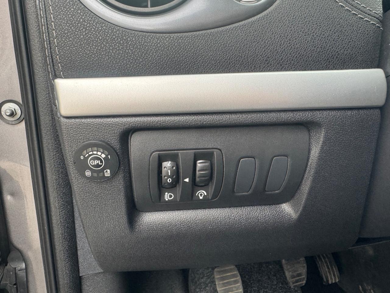 Renault Clio 1.2 GPL 75CV 20th 2011