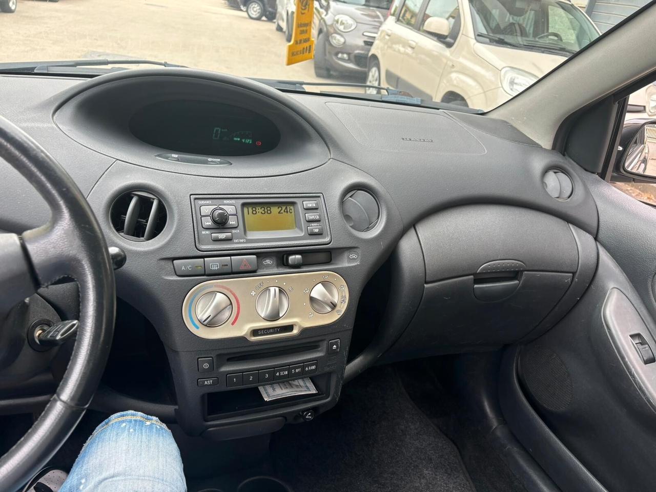 Toyota Yaris 1.0i 16V cat 5 porte Sol