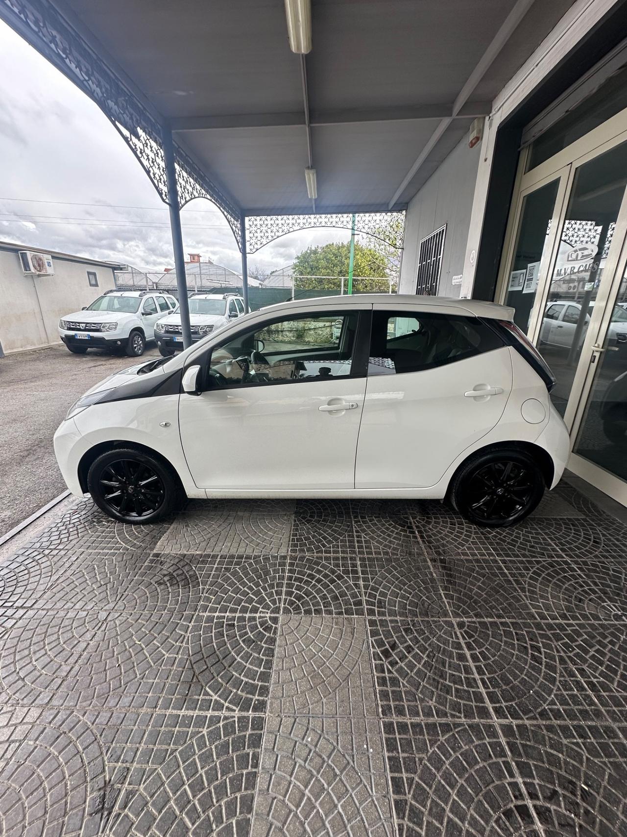 Toyota Aygo 1.0 VVT-i 69 CV 5 porte x-black TSS