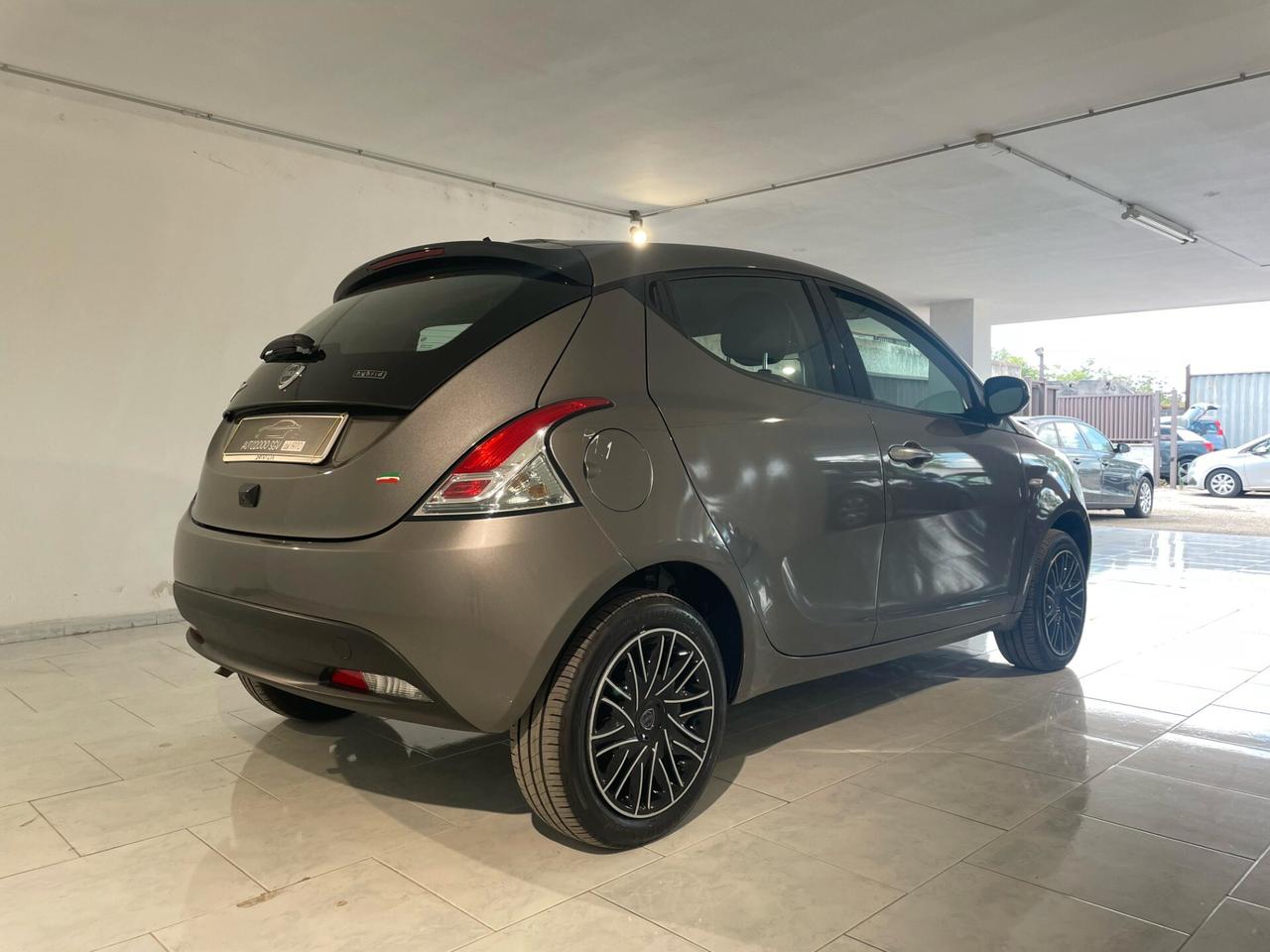 Lancia Ypsilon 1.0 FireFly 5 porte S&S Hybrid Alberta Ferretti