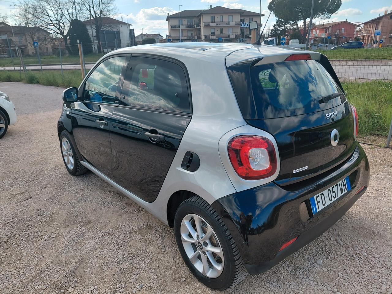 SMART FORFOUR ANNO 2016 BZ 1.0 ADATTA NEOPATENTATI KM 140 MILA