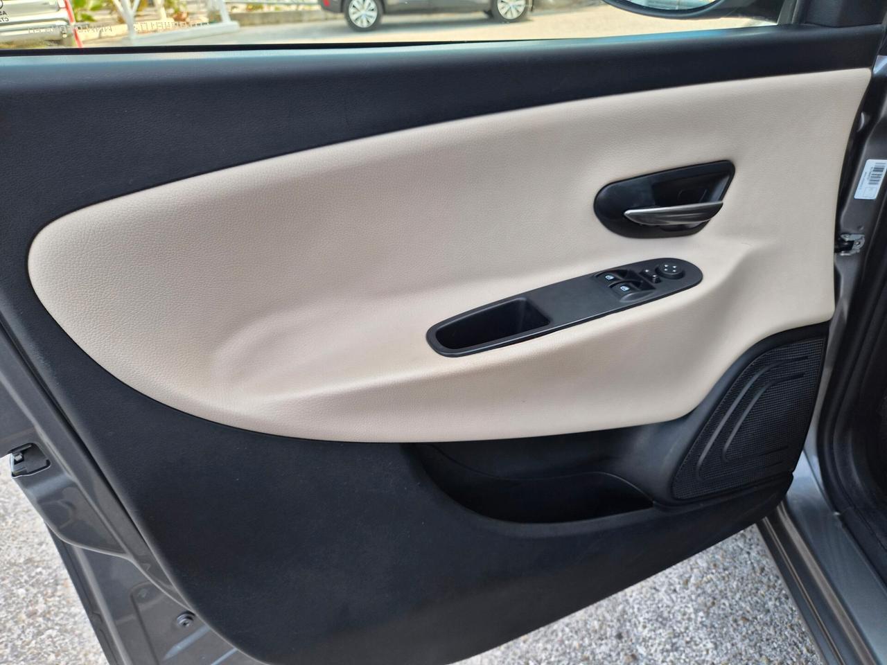 Lancia Ypsilon 0.9 TwinAir 85 CV 5 porte Metano Ecochic Silver