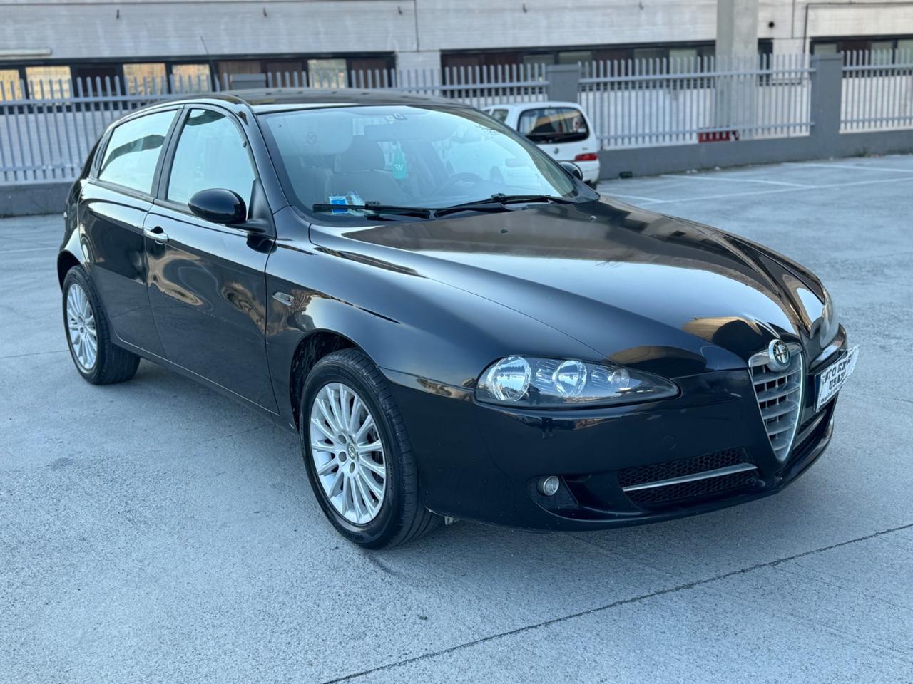 Alfa Romeo 147 1.6 16V TS 5P. Distinctive 45.000km