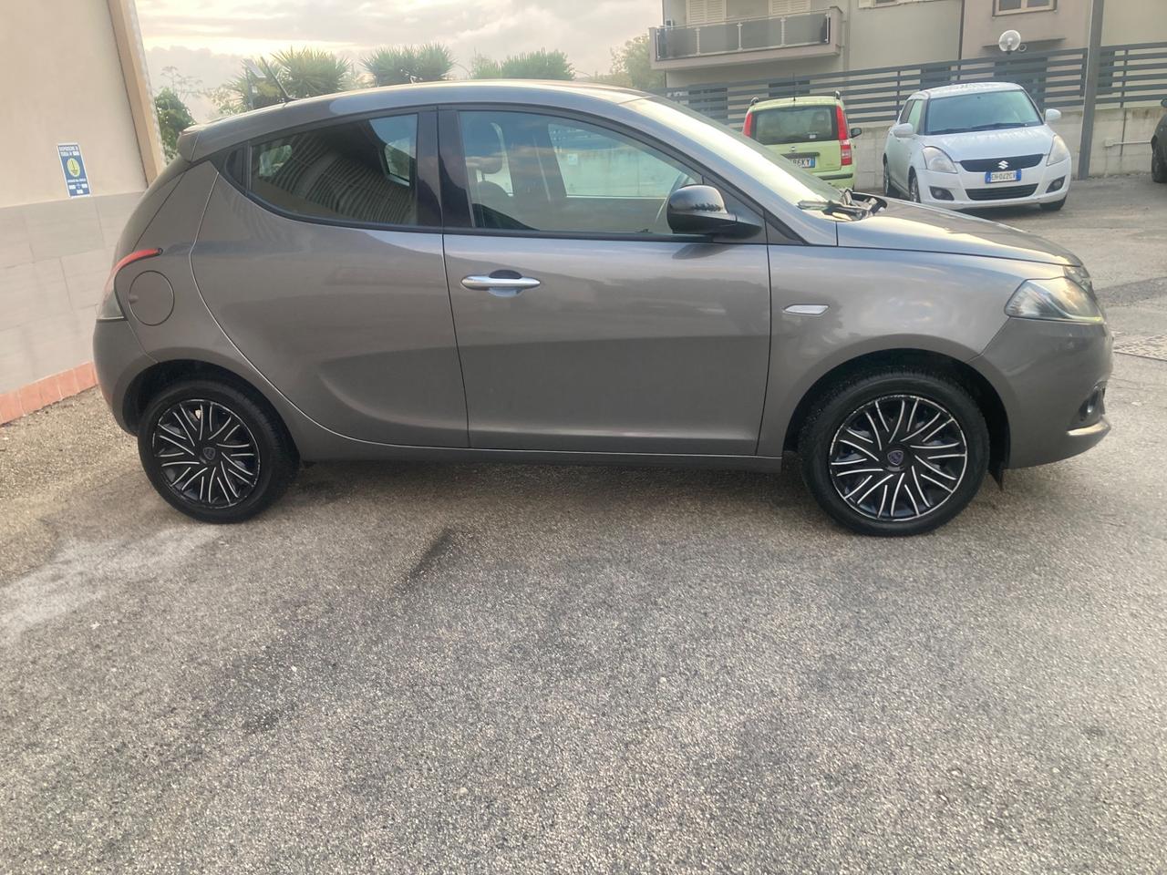 Lancia Ypsilon 1.0 FireFly 5 porte S&S Hybrid Gold