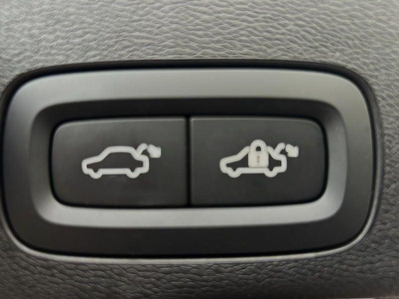 Volvo XC60 B4 197+14 CV AWD Mild Hybrid Diesel Automatico Ultimate Dark