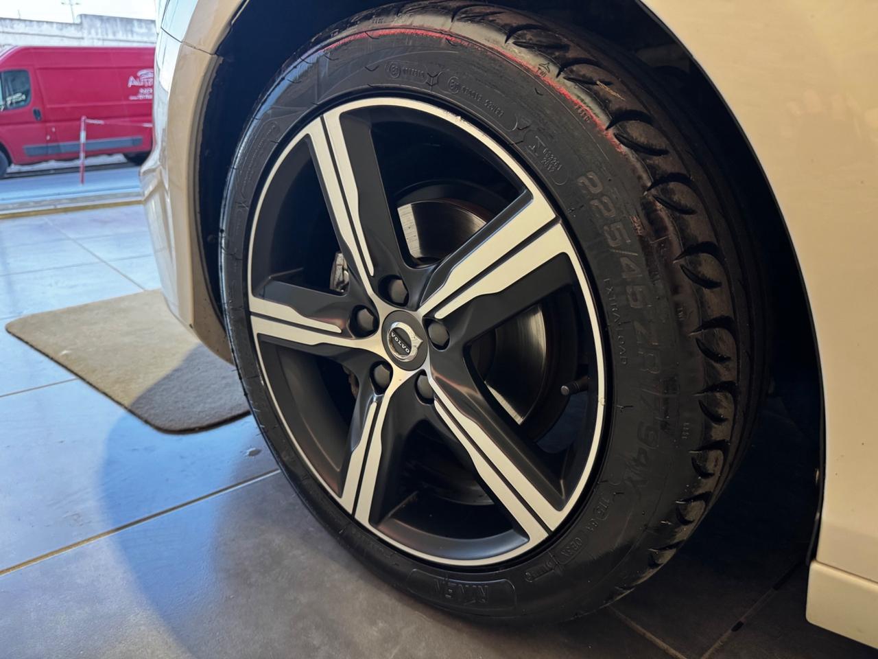 Volvo V40 D2 R-design
