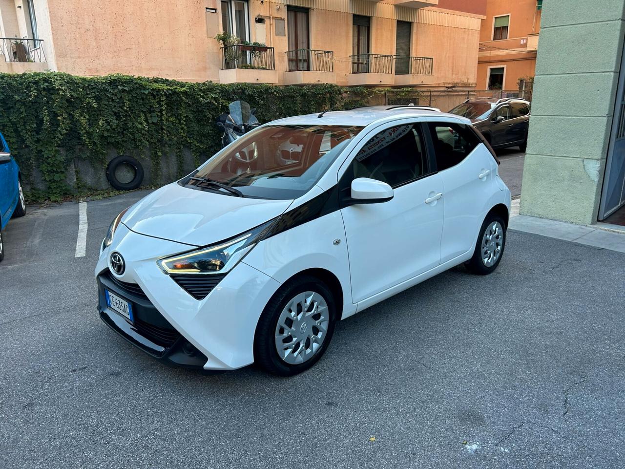 Toyota Aygo Connect 1.0 VVT-i 72 CV 5 porte x-play MMT PREZZO REALE