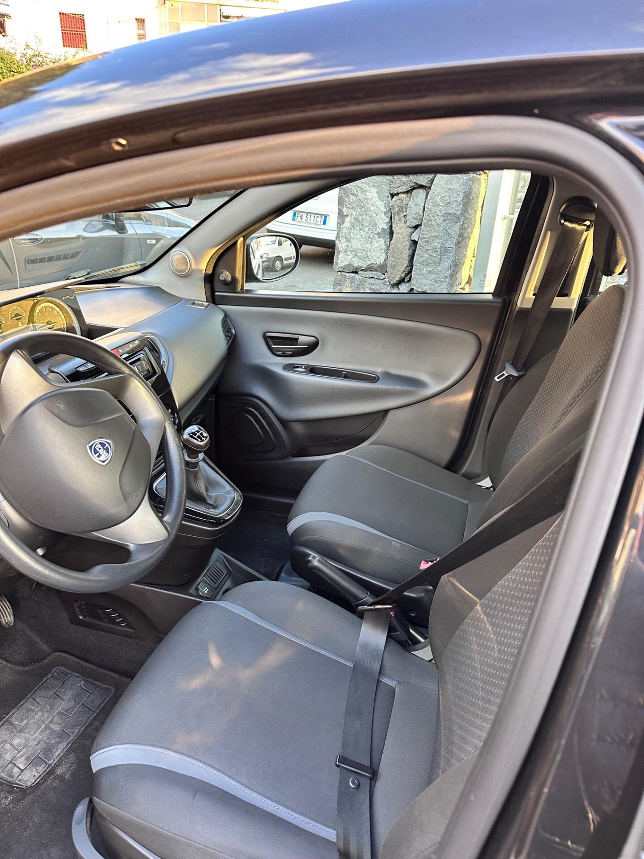 Lancia Ypsilon 1.2 69 CV 5 porte Silver