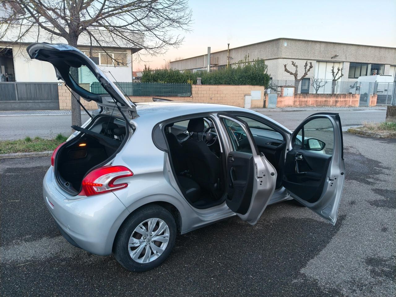 Peugeot 208 1.2 5 porte 2014 SOLO 137.000 KM