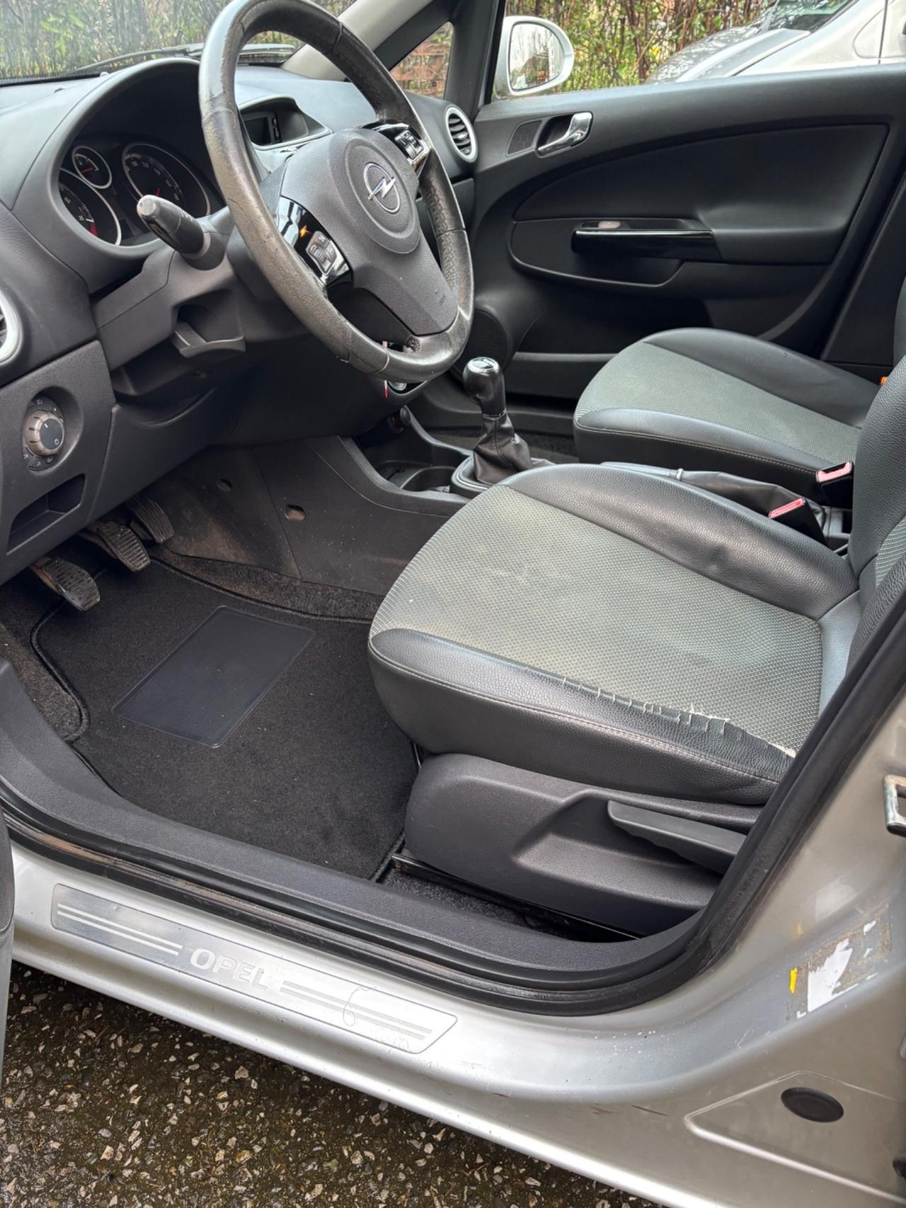 Opel Corsa 1.4 16V 5 porte Cosmo