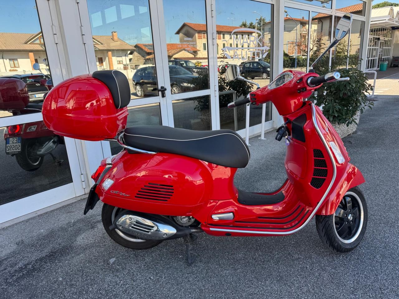 Piaggio Vespa 300 GTS hpe Vespa GTS 300 hpe