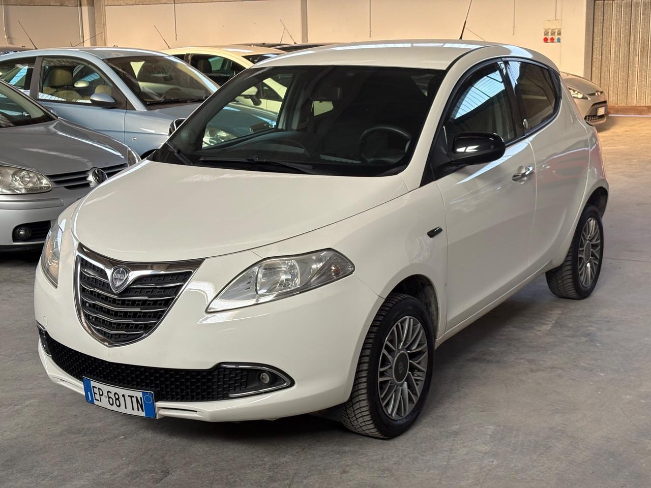 Lancia Ypsilon 0.9 TwinAir 85 CV 5 porte Metano Ecochic Silver